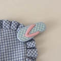 Detailansicht einer Flip-Flop-Haarklammer mit blauem Karomuster und rosa Riemen - Blau