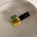 Détail d'une pince à cheveux en forme de citron jaune en acétate avec strass brillants - Citron