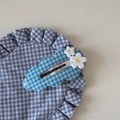 Détail d'une pince à cheveux en forme de nuage à carreaux bleus et blancs avec deux fleurs - Pince BB Deux Marguerites - Bleu