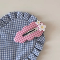 Détail de la pince à cheveux ondulée à carreaux roses avec fleurs de marguerite - Pince BB Deux Marguerites - Rose