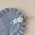 Detailansicht der Haarspange mit Karo-Muster und weißen Blumen auf blauem Stoff - Zwei Gänseblümchen Flache Klammer - Blau