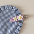Gros plan d'une pince à cheveux rose à carreaux avec fleurs blanches et clip métal - Pince Plate Deux Marguerites - Rose