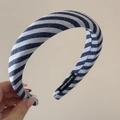 Detail der Innenseite mit handgefertigtem Etikett und blau gestreifter Stoffstruktur - Marineblau Gestreift - Breit