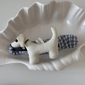 Detail von Stoff-Hund-Haarspange mit Karo-Ohren und Goldglöckchen auf Muschel - Stoffhund - Weißer Teller-Clip