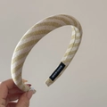 Detalle de la etiqueta Hand Made en la diadema de punto con rayas amarillas y blancas - Rayas Albaricoque Amarillo - Estrecho