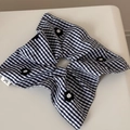 Vue détaillée du chouchou à carreaux bleus et blancs avec broderies de fleurs noires - Boucle Carrée à Fleurs Vichy Noir et Blanc