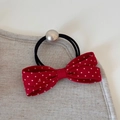 Dettaglio dell'elastico per capelli con fiocco rosso a pois e perla argentata - Corda per Capelli in Perle