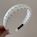 Dettaglio del cerchietto largo fatto a mano con pois bianchi e neri ed etichetta interna - Cerchietto Bianco Largo