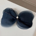 Detalle del pasador de lazo de malla multicapa azul marino con perla blanca y cinta - verde oscuro