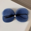 Détail de la pince à cheveux avec nœud en tulle bleu multicouche et perle centrale - Bleu Marine