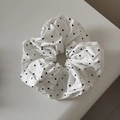 Detailansicht des breiten schwarz-weißen Polka-Dot-Haarbands mit hochwertiger Stoffstruktur - Weißes Haargummi