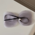 Vue détaillée du nœud en résille multicouche avec pendentif perle élégant - Gris