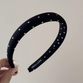 Dettaglio del cerchietto in tessuto nero a pois bianchi con etichetta Hand Made - Cerchietto Nero Stretto