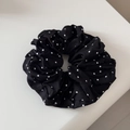 Dettaglio della trama del tessuto a pois neri e bianchi su un cerchietto largo - Scrunchie Nero
