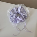 Detailansicht eines lila karierten Haargummis mit weißer Spitze und Satin-Schleife - Haargummi / Lila Gingham Haargummi