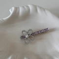Dettaglio del fermaglio a fiore argento con perla e cristalli di zircone viola - Forcina a Fiore d'Argento - Strass Rosa