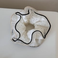 Detalle de coletero de gasa blanca con lunares negros y bordes de encaje delicado - Gasa Blanca Lunares - Anillo Cintado
