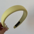 Dettaglio del cerchietto opaco giallo chiaro con etichetta fatta a mano e tessuto morbido - Cerchietto Imbottito / Verde