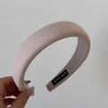 Dettaglio dell'etichetta HAND MADE e del tessuto satinato rosa chiaro della fascia spessa - Cerchietto Imbottito / Rosa