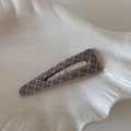 Détail d'une pince à cheveux triangulaire à carreaux bleus et bruns sur plat en céramique - Triangle / Carreaux Bleu Clair