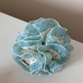 Détail d'un chouchou double couche à pois bleu clair avec bordure en dentelle ondulée - Blanc (Bordure Bleue)