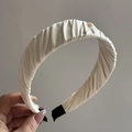 Detalle de diadema fruncida color marfil con textura sedosa y puntas antideslizantes - Beige