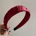 Detalle de diadema plisada burdeos con textura de seda y puntas finales antideslizantes - Rojo