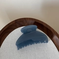 Vue détaillée de la pince à cheveux bleue brillante en forme d'éventail sur bois - Bleu foncé