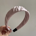 Detalle de diadema de satén plisado rosa claro con textura de tela suave y diseño ancho - Rosa