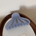 Dettaglio della pinza per capelli lavanda traslucida con design a petalo traforato - Azzurro