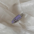 Dettaglio del fermaglio viola con strass e scritta elegante Barrette la France incisa - Fermaglio a Becco Viola - Stile Ciliegia Strass