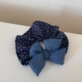 Dettaglio di un elastico per capelli blu a pois con fiocco in denim su sfondo bianco - Denim Polka Dot Style