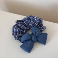 Dettaglio dell'elastico a quadretti blu con trama a fiocco in denim e cuciture - Stile Plaid Chiaro Denim