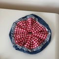 Dettaglio di berretto in denim con pieghe scozzesi rosse e bordo in pizzo bianco - Denim Quadri Rossi - Doppia Faccia