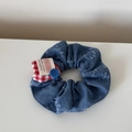 Dettaglio dell'elastico in denim blu con toppa a quadri rossi e bottone decorativo - Denim Quadri Rossi - Stile Bottone