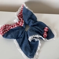 Dettaglio di un elastico per capelli in denim e quadri rossi con pizzo bianco decorativo - Denim Quadri Rossi - Stile Fiocco