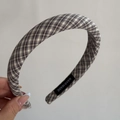 Detalle de una diadema vintage hecha a mano con tela de cuadros pequeños y etiqueta - Cuadros Caqui - Versión Estrecha