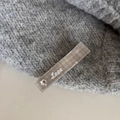 Détail d'une pince à cheveux à carreaux marron avec texte Love et strass en forme de cœur - Beige