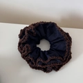 Λεπτομερής κοντινή λήψη σκούρου μπλε scrunchie με καφέ δαντέλα βελονάκι σε λευκό φόντο - Ναυτικό Μπλε με Καφέ Περίγραμμα