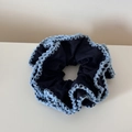 Λεπτομερής προβολή macro του σκούρου μπλε scrunchie με ανοιχτόχρωμη δαντέλα βελονάκι - Ναυτικό Μπλε με Γαλάζιο Περίγραμμα