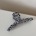 Dettaglio del tessuto a quadretti bianchi e neri e molla dorata sulla clip per capelli - Stile Quadrato Gingham Nero