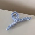 Dettaglio del tessuto a scacchi blu e bianchi sulla grande pinza per capelli con molla dorata - Stile Quadrato Gingham Blu