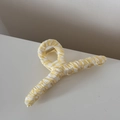 Dettaglio del tessuto a scacchi giallo e bianco su un grande fermaglio per capelli - Stile Quadrato Gingham Giallo