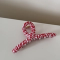 Dettaglio di una grande pinza per capelli rivestita in tessuto a quadretti bianchi e rossi - Stile Quadrato Gingham Rosso