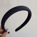 Nahaufnahme des blau-schwarzen Karo-Haarreifs mit Hand Made Etikett an der Innenseite - Schmales Stirnband / Blau und Schwarz Kariert