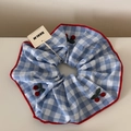 Dettaglio dell'elastico per capelli a quadretti blu con ricamo ciliegia e bordi rossi - Scrunchie / Scrunchie Quadretti Blu Bordo Rosso (Ricamo Ciliegia)