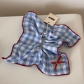 Dettaglio dell'elastico per capelli a scacchi blu con cuore di pizzo e fragola - Scrunchie Quadrato / Scrunchie Grande Quadretti Blu Bordo Rosso (Fragola)