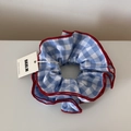 Dettaglio scrunchie a quadretti blu con bordi smerlati rossi e ricamo a ciliegia - Elastico per Capelli con Anello in Vita / Scrunchie Stretto Quadretti Blu Bordo Rosso