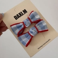 Dettaglio di fiocchi per capelli a quadretti blu con bordi ondulati rossi e ricami - Fermaglio per capelli / Mollette per Capelli con Fiocco Quadretti Blu