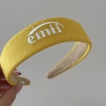 Détail du bandeau en tissu jaune avec pois blancs et broderie de lettres emii chic - Bandeau à Pois Brodé / Jaune